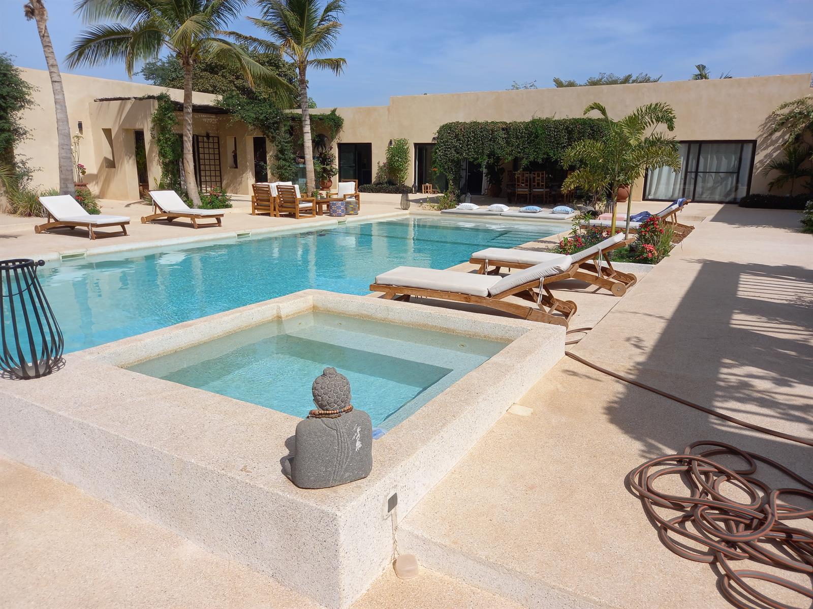Magnifique villa avec piscine offrant de vastes espaces.